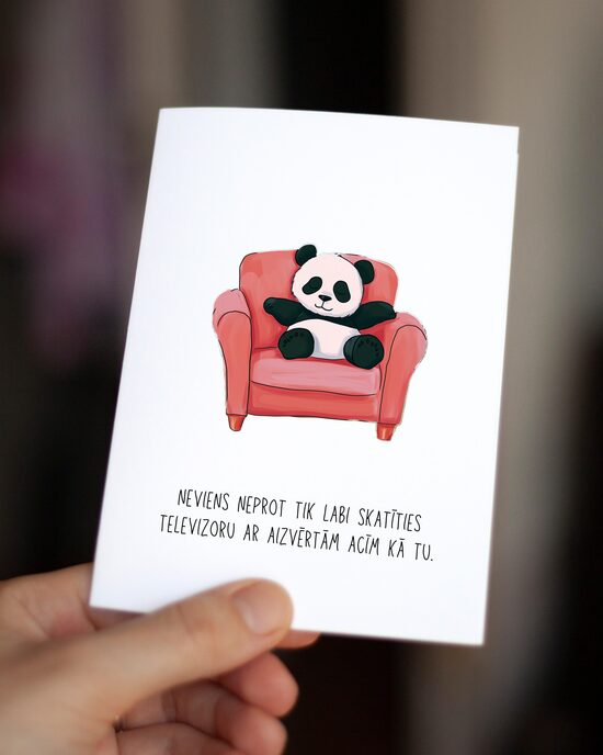 Guļ pie televizora.