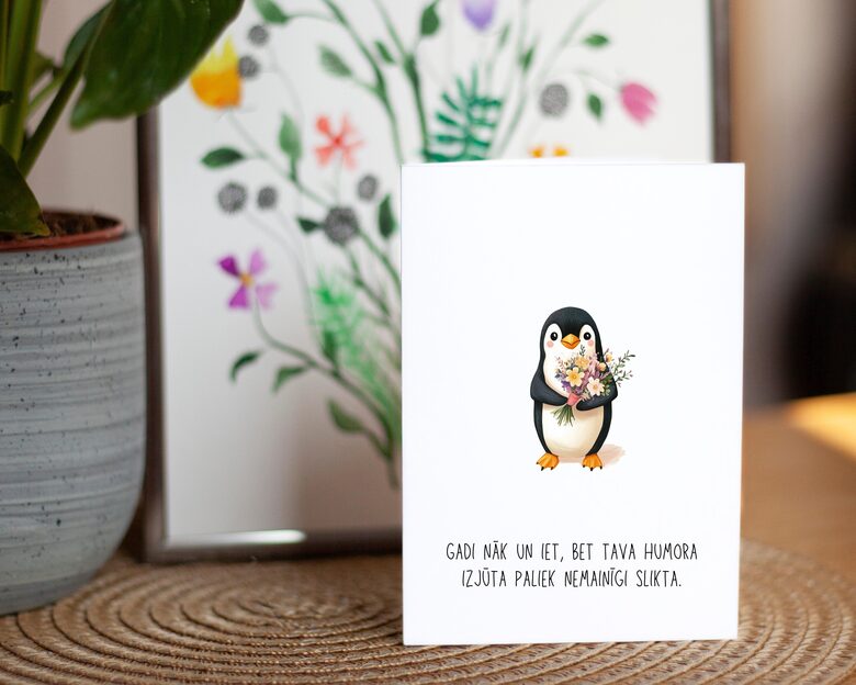 Attēlā redzama apsveikuma kartīte, apsveikumu kartiņa, kas izgatavota no premium klases matēta papīra. Kartīte ir atverama, iekšpuse balta, lai vari ierakstīt savu tekstu, novēlējumu, vēstījumu. Uz kartītes ir ilustrācija ar jauku, smaidīgu, mīlīgu pingvīnu, kurš tur skaistu, krāsainu ziedu pušķi. Teksts uz kartītes ir smieklīgs, sarkastisks - labs humors. Kartīte ir piemērota, lai to dāvinātu draugam, draudzenei, brālim, māsai, tētim, mammai, krustmātei, krusttēvam, omei, opim, partnerim, kolēģim, otrai pusītei. Tā būs lieliska dāvana dažādos svētkos - dzimšanas diena, vārda diena, Ziemassvētki, Mātes diena jeb Māmiņdiena, Tēvu diena, kāzu jubileja, kopābūšanas gadadiena, Valentīndiena, kā arī citos īpašos un svarīgos dzīves notikumos - kāzās, izlaidumā. Kartīte ir jauks, smieklīgs, oriģināls un interesants papildinājums, ko dāvināt svētkos.