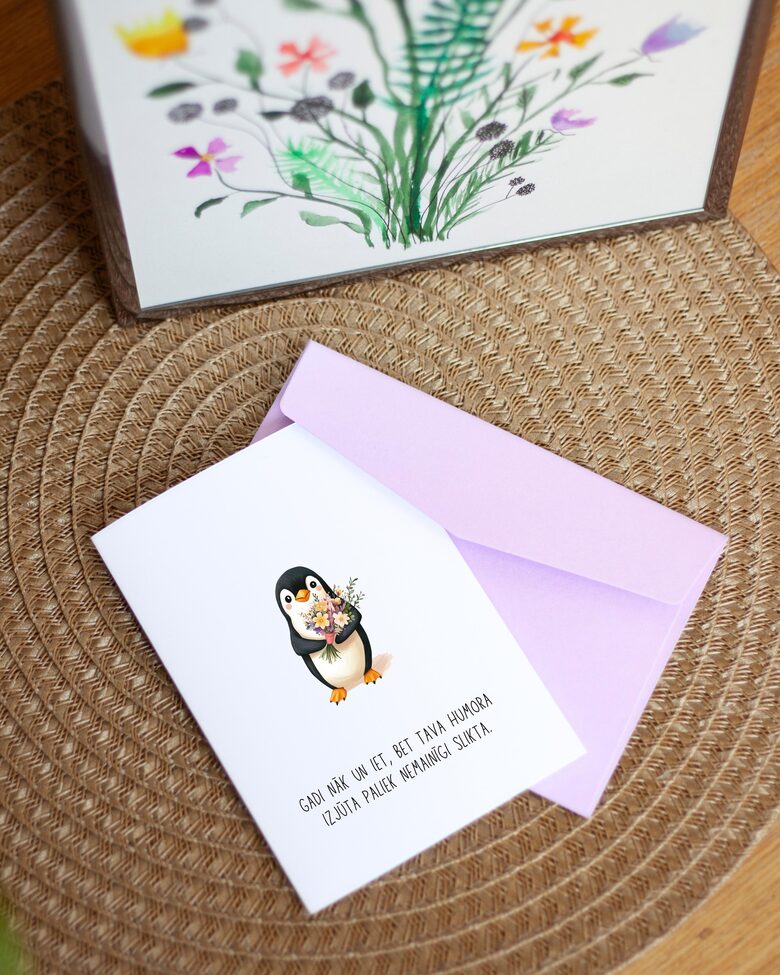 Attēlā redzama apsveikuma kartīte, apsveikumu kartiņa, kas izgatavota no premium klases matēta papīra. Kartīte ir atverama, iekšpuse balta, lai vari ierakstīt savu tekstu, novēlējumu, vēstījumu. Uz kartītes ir ilustrācija ar jauku, smaidīgu, mīlīgu pingvīnu, kurš tur skaistu, krāsainu ziedu pušķi. Teksts uz kartītes ir smieklīgs, sarkastisks - labs humors. Kartīte ir piemērota, lai to dāvinātu draugam, draudzenei, brālim, māsai, tētim, mammai, krustmātei, krusttēvam, omei, opim, partnerim, kolēģim, otrai pusītei. Tā būs lieliska dāvana dažādos svētkos - dzimšanas diena, vārda diena, Ziemassvētki, Mātes diena jeb Māmiņdiena, Tēvu diena, kāzu jubileja, kopābūšanas gadadiena, Valentīndiena, kā arī citos īpašos un svarīgos dzīves notikumos - kāzās, izlaidumā. Kartīte ir jauks, smieklīgs, oriģināls un interesants papildinājums, ko dāvināt svētkos.